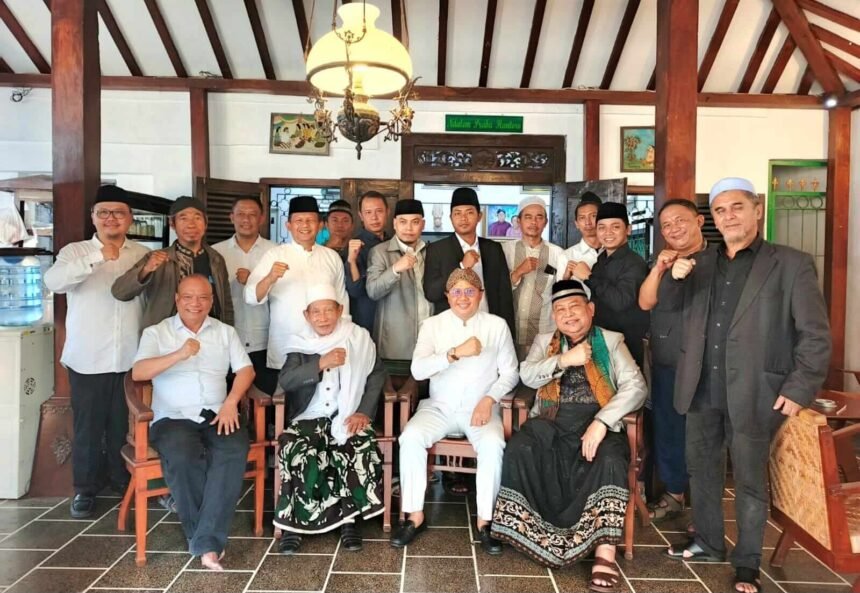 Silaturahmi Kebangsaan di Yogyakarta. Jamaah Dzikir Nurul Wathon bersama sejumlah tokoh masyarakat usai ziarah ke makam Panglima Besar Jenderal Sudirman, meneguhkan komitmen menjaga persatuan, kerukunan, dan keutuhan NKRI di tengah dinamika global yang terus berkembang.