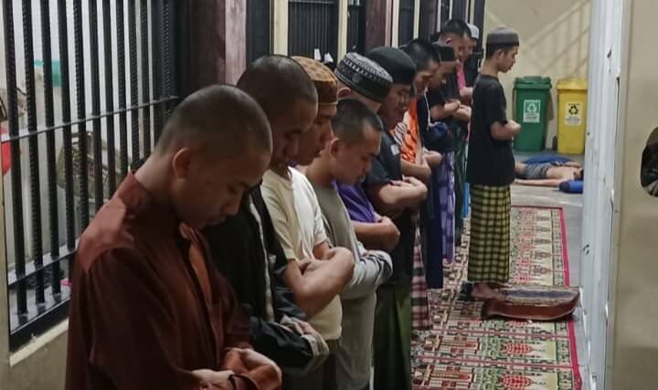 Suasana khidmat mewarnai ruang tahanan Polres Gowa, Kamis (4/6/2026).