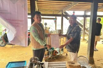 Penyerahan dukungan teknologi pengolahan gula aren dari Tim PKM UNIMEN kepada perwakilan pengrajin Desa Tapong, Kecamatan Maiwa, Kabupaten Enrekang, sebagai upaya meningkatkan produktivitas, mutu produk, dan daya saing usaha berbasis potensi lokal.