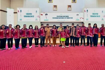 Kontingen Sulsel resmi dilepas menuju Pesparawi Nasional XIV Tahun 2026 di Manokwari, Papua Barat. Semangat, harmoni, dan doa mengiringi langkah para duta Sulawesi Selatan menuju prestasi terbaik.