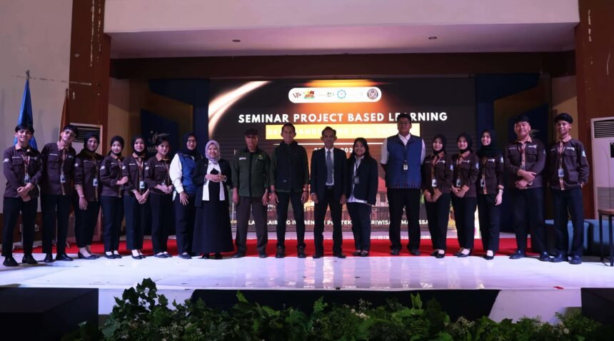 Kolaborasi kampus, mahasiswa, dan masyarakat menjadi langkah nyata membangun masa depan Desa Wisata Sanrobone melalui inovasi, digitalisasi, dan pelestarian warisan budaya.