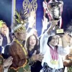 "Kontingen Sulawesi Utara mengangkat Piala Bergilir Presiden RI usai dinobatkan sebagai Juara Umum Pesparawi Nasional XIV 2026 di Manokwari, Papua Barat, menandai puncak perhelatan musik gerejawi nasional yang mengusung semangat persaudaraan, toleransi, dan kepedulian terhadap lingkungan."