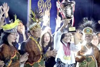 "Kontingen Sulawesi Utara mengangkat Piala Bergilir Presiden RI usai dinobatkan sebagai Juara Umum Pesparawi Nasional XIV 2026 di Manokwari, Papua Barat, menandai puncak perhelatan musik gerejawi nasional yang mengusung semangat persaudaraan, toleransi, dan kepedulian terhadap lingkungan."
