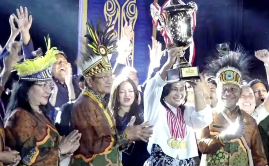 "Kontingen Sulawesi Utara mengangkat Piala Bergilir Presiden RI usai dinobatkan sebagai Juara Umum Pesparawi Nasional XIV 2026 di Manokwari, Papua Barat, menandai puncak perhelatan musik gerejawi nasional yang mengusung semangat persaudaraan, toleransi, dan kepedulian terhadap lingkungan."