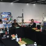 Caption: Kolaborasi menuju era Physical AI. Sejumlah akademisi, pelaku industri, dan organisasi profesi berdiskusi dalam Kick-Off Program Pelatihan dan Inisiasi Sertifikasi SDM Pengembang Robot Humanoid Nasional di Robopark Indonesia, Jakarta, sebagai langkah awal pembentukan Konsorsium Nasional AI Humanoid Indonesia.