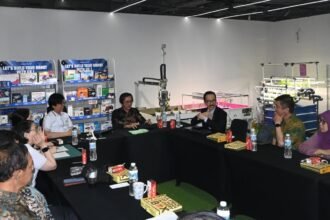 Caption: Kolaborasi menuju era Physical AI. Sejumlah akademisi, pelaku industri, dan organisasi profesi berdiskusi dalam Kick-Off Program Pelatihan dan Inisiasi Sertifikasi SDM Pengembang Robot Humanoid Nasional di Robopark Indonesia, Jakarta, sebagai langkah awal pembentukan Konsorsium Nasional AI Humanoid Indonesia.