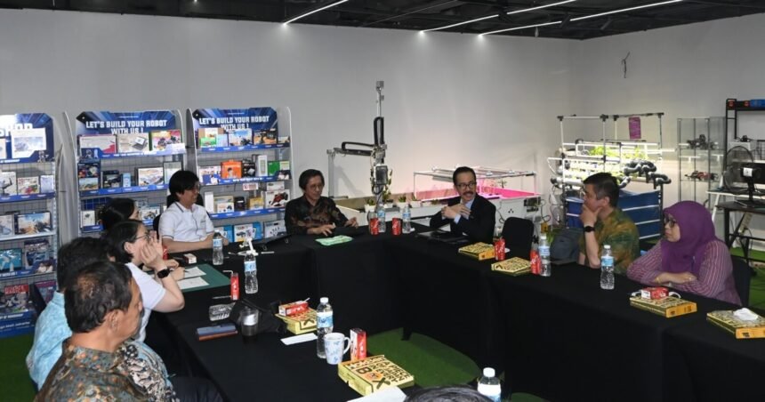 Caption: Kolaborasi menuju era Physical AI. Sejumlah akademisi, pelaku industri, dan organisasi profesi berdiskusi dalam Kick-Off Program Pelatihan dan Inisiasi Sertifikasi SDM Pengembang Robot Humanoid Nasional di Robopark Indonesia, Jakarta, sebagai langkah awal pembentukan Konsorsium Nasional AI Humanoid Indonesia.
