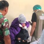 Pemeriksaan gigi gratis oleh tim Himpunan Mahasiswa Kedokteran Gigi Universitas Hasanuddin mendapat pendampingan Babinsa Koramil 1419-01/Maiwa di Desa Pattondon Salu, Enrekang, sebagai upaya meningkatkan kesadaran masyarakat akan pentingnya kesehatan gigi dan mulut.