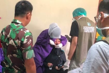 Pemeriksaan gigi gratis oleh tim Himpunan Mahasiswa Kedokteran Gigi Universitas Hasanuddin mendapat pendampingan Babinsa Koramil 1419-01/Maiwa di Desa Pattondon Salu, Enrekang, sebagai upaya meningkatkan kesadaran masyarakat akan pentingnya kesehatan gigi dan mulut.