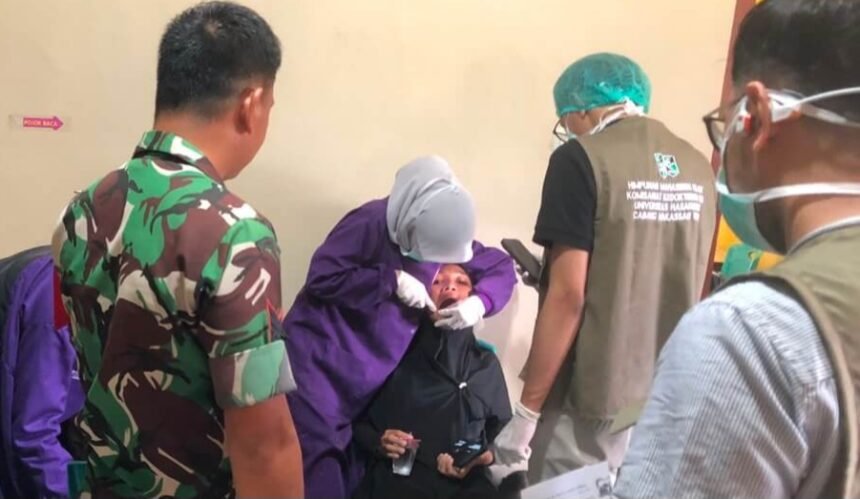 Pemeriksaan gigi gratis oleh tim Himpunan Mahasiswa Kedokteran Gigi Universitas Hasanuddin mendapat pendampingan Babinsa Koramil 1419-01/Maiwa di Desa Pattondon Salu, Enrekang, sebagai upaya meningkatkan kesadaran masyarakat akan pentingnya kesehatan gigi dan mulut.
