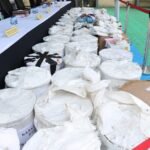 Polres Metro Jakarta Barat memusnahkan lebih dari satu ton bahan baku narkotika hasil pengungkapan jaringan internasional. Polisi menyebut barang bukti tersebut berpotensi merusak 3,53 juta jiwa jika berhasil diproduksi dan diedarkan.