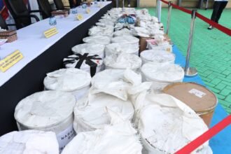 Polres Metro Jakarta Barat memusnahkan lebih dari satu ton bahan baku narkotika hasil pengungkapan jaringan internasional. Polisi menyebut barang bukti tersebut berpotensi merusak 3,53 juta jiwa jika berhasil diproduksi dan diedarkan.