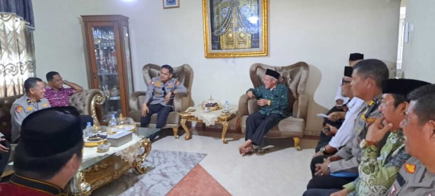 Kapolresta Gowa Kombes Pol. Muh. Yusuf Usman bersilaturahmi dengan Ketua Tanfidziyah PCNU Kabupaten Gowa, KH. Abdul Jabbar Hijaz, sebagai upaya memperkuat sinergi antara Polri dan tokoh agama dalam menjaga situasi kamtibmas yang aman, damai, dan kondusif di Kabupaten Gowa.
