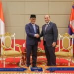 Kepala BKN Prof. Zudan berjabat tangan dengan Deputy Prime Minister sekaligus Minister of Civil Service Kerajaan Kamboja, H.E. Hun Many, usai pertemuan bilateral di sela 23rd ACCSM di Siem Reap, Kamboja. Pertemuan membahas penguatan kerja sama reformasi birokrasi serta kesiapan Indonesia memimpin ACCSM periode 2026-2028.