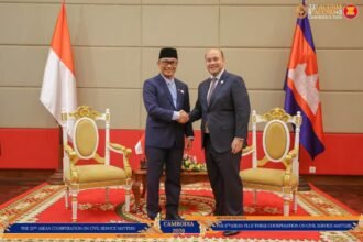 Kepala BKN Prof. Zudan berjabat tangan dengan Deputy Prime Minister sekaligus Minister of Civil Service Kerajaan Kamboja, H.E. Hun Many, usai pertemuan bilateral di sela 23rd ACCSM di Siem Reap, Kamboja. Pertemuan membahas penguatan kerja sama reformasi birokrasi serta kesiapan Indonesia memimpin ACCSM periode 2026-2028.