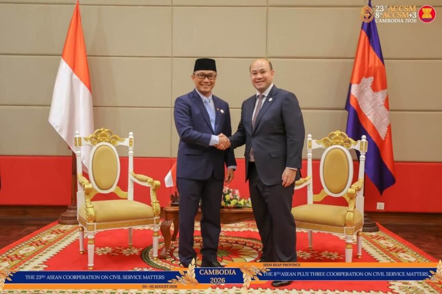 Kepala BKN Prof. Zudan berjabat tangan dengan Deputy Prime Minister sekaligus Minister of Civil Service Kerajaan Kamboja, H.E. Hun Many, usai pertemuan bilateral di sela 23rd ACCSM di Siem Reap, Kamboja. Pertemuan membahas penguatan kerja sama reformasi birokrasi serta kesiapan Indonesia memimpin ACCSM periode 2026-2028.