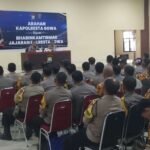 Kapolresta Gowa memberikan arahan kepada jajaran Bhabinkamtibmas di Aula Rewako Polresta Gowa.