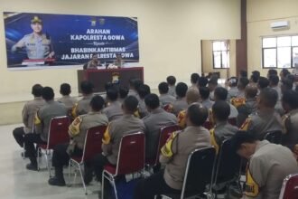 Kapolresta Gowa memberikan arahan kepada jajaran Bhabinkamtibmas di Aula Rewako Polresta Gowa.