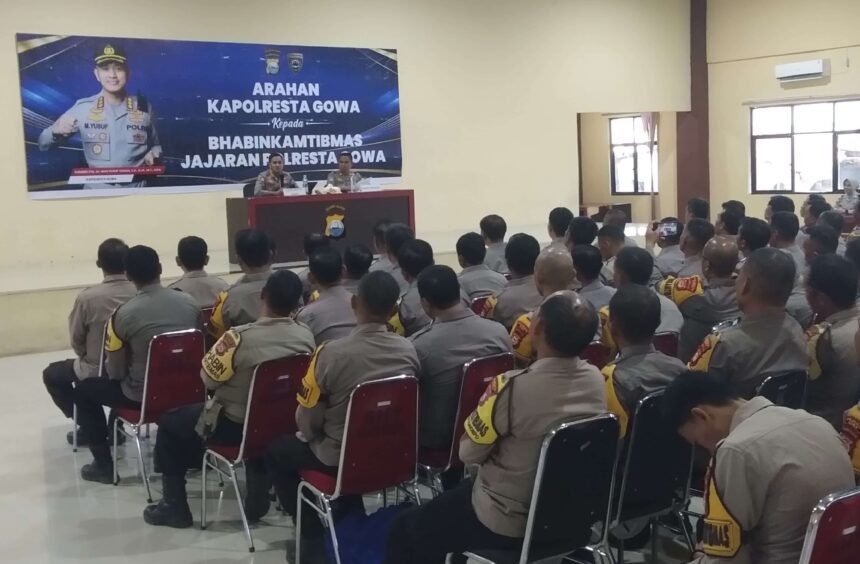 Kapolresta Gowa memberikan arahan kepada jajaran Bhabinkamtibmas di Aula Rewako Polresta Gowa.