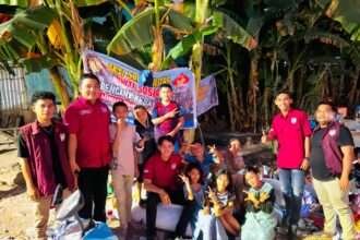 DPC GMPK Makassar bersama Informa DC Tallo menyalurkan bantuan kepada warga terdampak kebakaran di Mangara Bombang, Kecamatan Tallo, Makassar.