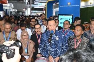Menko AHY meninjau pameran teknologi air dan smart city dalam rangkaian IISMEX 2026 di JIExpo Kemayoran, Jakarta.