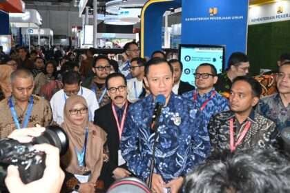 Menko AHY meninjau pameran teknologi air dan smart city dalam rangkaian IISMEX 2026 di JIExpo Kemayoran, Jakarta.