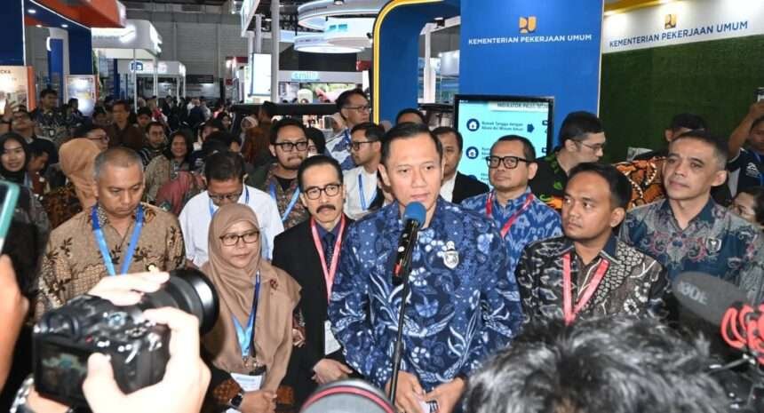 Menko AHY meninjau pameran teknologi air dan smart city dalam rangkaian IISMEX 2026 di JIExpo Kemayoran, Jakarta.