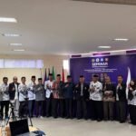 Caption: Pengurus PGRI Cabang Khusus Universitas Muhammadiyah Enrekang bersama peserta dan tamu undangan berfoto bersama usai musyawarah dan Seminar Nasional Pendidikan di Kampus I UNIMEN, Enrekang, Kamis (13/8/2026).