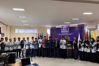 Caption: Pengurus PGRI Cabang Khusus Universitas Muhammadiyah Enrekang bersama peserta dan tamu undangan berfoto bersama usai musyawarah dan Seminar Nasional Pendidikan di Kampus I UNIMEN, Enrekang, Kamis (13/8/2026).
