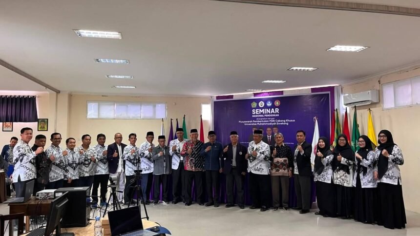 Caption: Pengurus PGRI Cabang Khusus Universitas Muhammadiyah Enrekang bersama peserta dan tamu undangan berfoto bersama usai musyawarah dan Seminar Nasional Pendidikan di Kampus I UNIMEN, Enrekang, Kamis (13/8/2026).