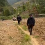 Petugas menyusuri lokasi yang diduga menjadi tempat judi sabung ayam di Dusun Bulo, Enrekang.