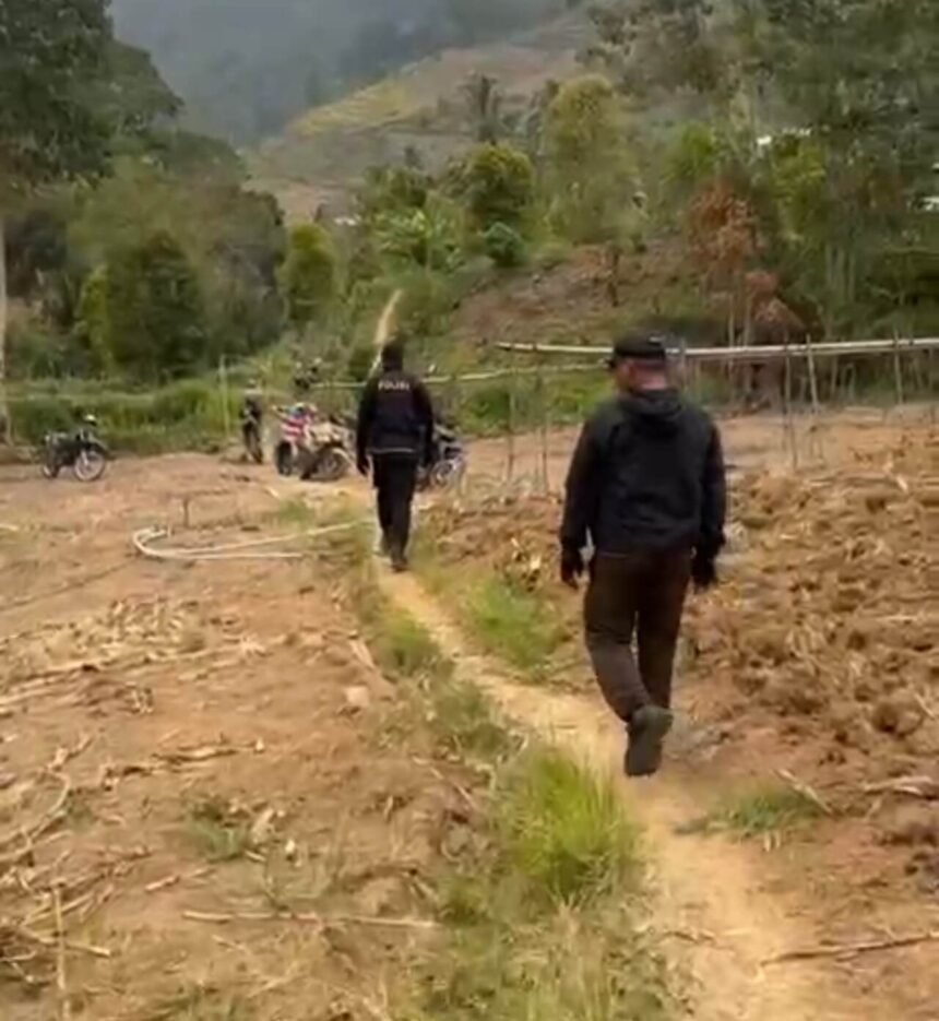 Petugas menyusuri lokasi yang diduga menjadi tempat judi sabung ayam di Dusun Bulo, Enrekang.