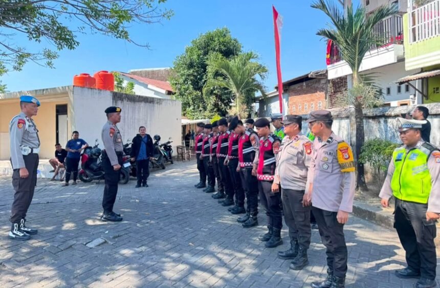 Personel Polresta Gowa mengikuti apel pengecekan kesiapan pengamanan kegiatan baksos dan doa bersama dalam rangka HUT ke-81 Kemerdekaan RI.