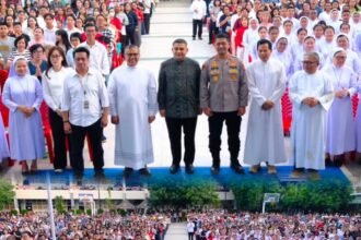 Ribuan umat Katolik bersama tokoh agama dan pejabat daerah mengikuti Perayaan Hari Raya Santa Perawan Maria Diangkat ke Surga 2026 di Bumi Rajawali, Makassar, Minggu (16/8/2026). Perayaan ini mengusung tema “Peziarahan Bersama Maria Menuju Kristus Raja Damai” dan menjadi momentum memperkuat iman, persaudaraan, serta toleransi antarumat beragama.