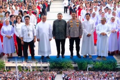 Ribuan umat Katolik bersama tokoh agama dan pejabat daerah mengikuti Perayaan Hari Raya Santa Perawan Maria Diangkat ke Surga 2026 di Bumi Rajawali, Makassar, Minggu (16/8/2026). Perayaan ini mengusung tema “Peziarahan Bersama Maria Menuju Kristus Raja Damai” dan menjadi momentum memperkuat iman, persaudaraan, serta toleransi antarumat beragama.