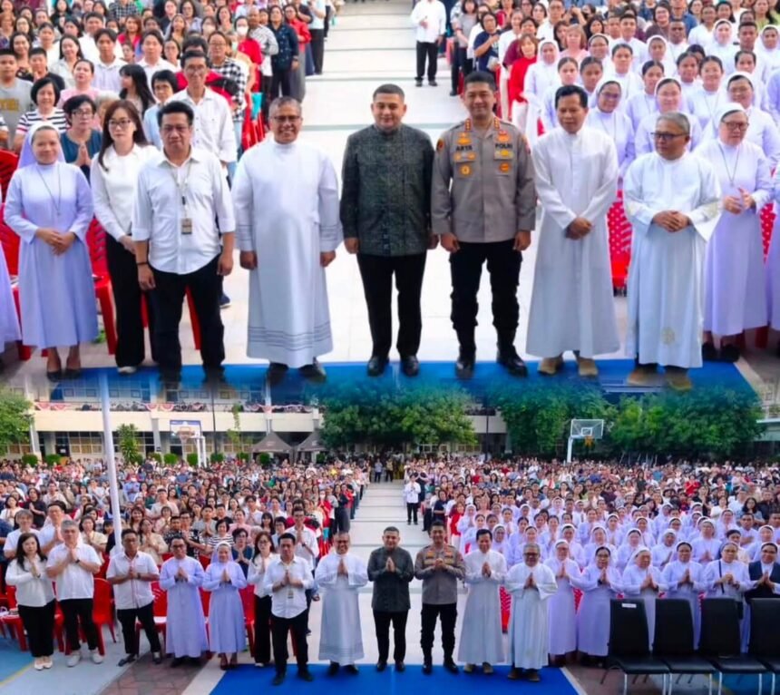 Ribuan umat Katolik bersama tokoh agama dan pejabat daerah mengikuti Perayaan Hari Raya Santa Perawan Maria Diangkat ke Surga 2026 di Bumi Rajawali, Makassar, Minggu (16/8/2026). Perayaan ini mengusung tema “Peziarahan Bersama Maria Menuju Kristus Raja Damai” dan menjadi momentum memperkuat iman, persaudaraan, serta toleransi antarumat beragama.