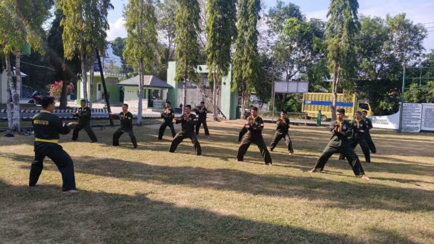 Latihan Pencak Silat Militer (PSM) bagi personel di Markas Kodim, Selasa lalu (18/8/2026). (foto/ho/mediapesancom)