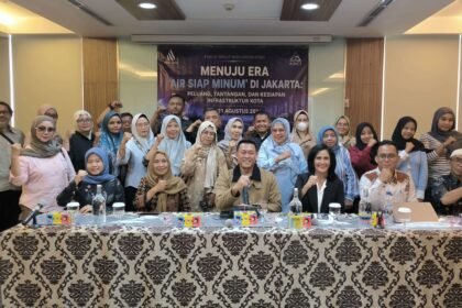 Jakarta, 21 Agustus 2026 — Peserta Focus Group Discussion (FGD) tentang kesiapan Jakarta menuju era “air siap minum” berfoto bersama usai diskusi mengenai kualitas air, infrastruktur jaringan, dan pelayanan PAM JAYA.