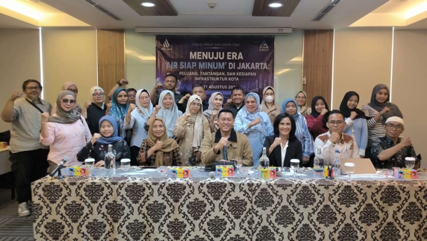 Jakarta, 21 Agustus 2026 — Peserta Focus Group Discussion (FGD) tentang kesiapan Jakarta menuju era “air siap minum” berfoto bersama usai diskusi mengenai kualitas air, infrastruktur jaringan, dan pelayanan PAM JAYA.