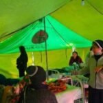 Tim kemanusiaan membantu para pasien di tenda darurat pascagempa Manggarai, NTT.