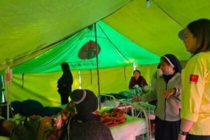 Tim kemanusiaan membantu para pasien di tenda darurat pascagempa Manggarai, NTT.