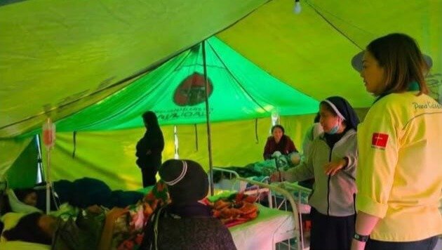 Tim kemanusiaan membantu para pasien di tenda darurat pascagempa Manggarai, NTT.