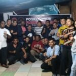 MAKASSAR, 28 Agustus 2026 — Pengurus dan relawan Garda Flobamora Sulawesi Selatan berfoto bersama di Posko Induk Flobamora Peduli Flores di Makassar, Jumat (28/8/2026), saat mempersiapkan penggalangan bantuan kemanusiaan bagi warga terdampak gempa bumi di Nusa Tenggara Timur (NTT). Posko tersebut menjadi pusat koordinasi pengumpulan dan penyaluran bantuan logistik ke wilayah terdampak.