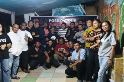 MAKASSAR, 28 Agustus 2026 — Pengurus dan relawan Garda Flobamora Sulawesi Selatan berfoto bersama di Posko Induk Flobamora Peduli Flores di Makassar, Jumat (28/8/2026), saat mempersiapkan penggalangan bantuan kemanusiaan bagi warga terdampak gempa bumi di Nusa Tenggara Timur (NTT). Posko tersebut menjadi pusat koordinasi pengumpulan dan penyaluran bantuan logistik ke wilayah terdampak.