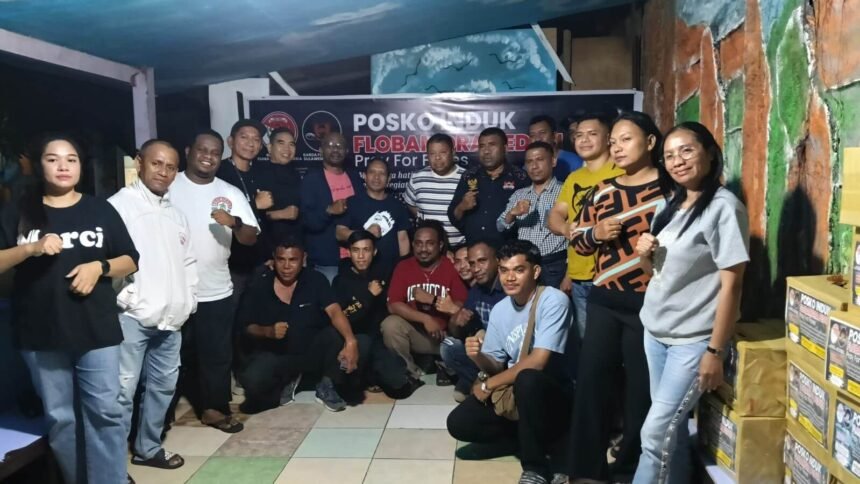MAKASSAR, 28 Agustus 2026 — Pengurus dan relawan Garda Flobamora Sulawesi Selatan berfoto bersama di Posko Induk Flobamora Peduli Flores di Makassar, Jumat (28/8/2026), saat mempersiapkan penggalangan bantuan kemanusiaan bagi warga terdampak gempa bumi di Nusa Tenggara Timur (NTT). Posko tersebut menjadi pusat koordinasi pengumpulan dan penyaluran bantuan logistik ke wilayah terdampak.