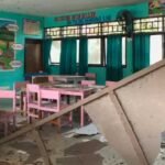 ENREKANG, 31 Agustus 2026 — Bagian plafon dan material atap terlihat ambruk di dalam ruang kelas SDN 4 Maroangin, Kabupaten Enrekang, Sulawesi Selatan, Senin (31/8). Tidak ada siswa yang dilaporkan berada di dalam kelas saat bangunan ambruk.