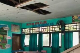 ENREKANG, 31 Agustus 2026 — Bagian plafon dan material atap terlihat ambruk di dalam ruang kelas SDN 4 Maroangin, Kabupaten Enrekang, Sulawesi Selatan, Senin (31/8). Tidak ada siswa yang dilaporkan berada di dalam kelas saat bangunan ambruk.