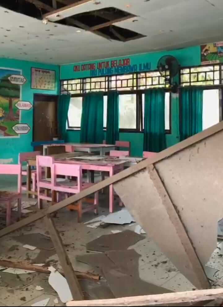 ENREKANG, 31 Agustus 2026 — Bagian plafon dan material atap terlihat ambruk di dalam ruang kelas SDN 4 Maroangin, Kabupaten Enrekang, Sulawesi Selatan, Senin (31/8). Tidak ada siswa yang dilaporkan berada di dalam kelas saat bangunan ambruk.