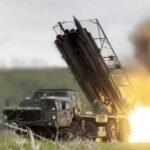 Peluncur roket Rusia menembakkan roket dalam operasi militer di medan perang Ukraina.