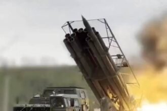 Peluncur roket Rusia menembakkan roket dalam operasi militer di medan perang Ukraina.